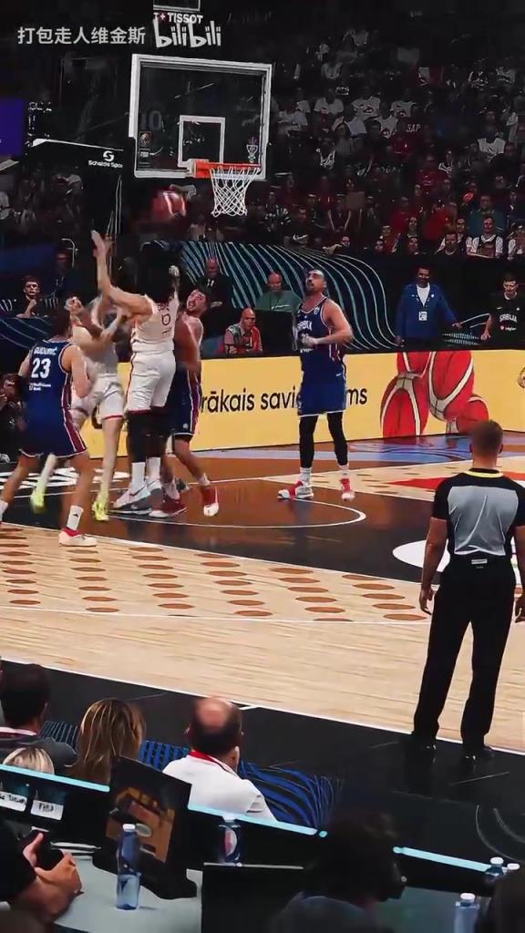 对位老师傅！国际赛场申京面对约基奇连续点抢篮板，打成2＋1！