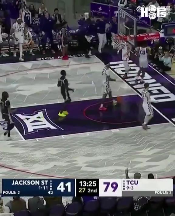 美国大学生上演逆天空接转身背扣，这身体素质太炸了！