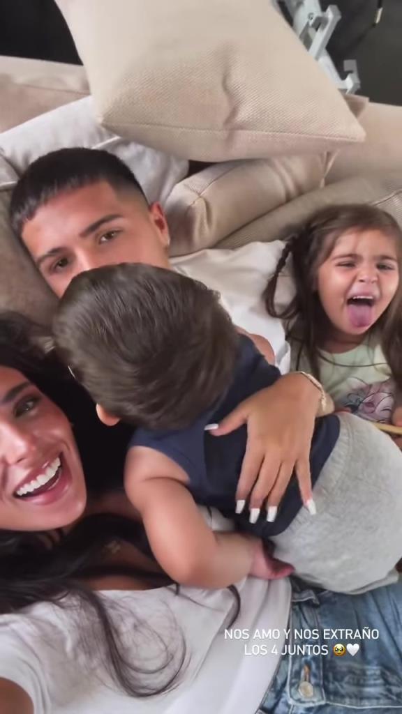 恩佐儿子“偷袭”老爹！恩佐吐舌头摆鬼脸时被儿子嘴巴偷袭