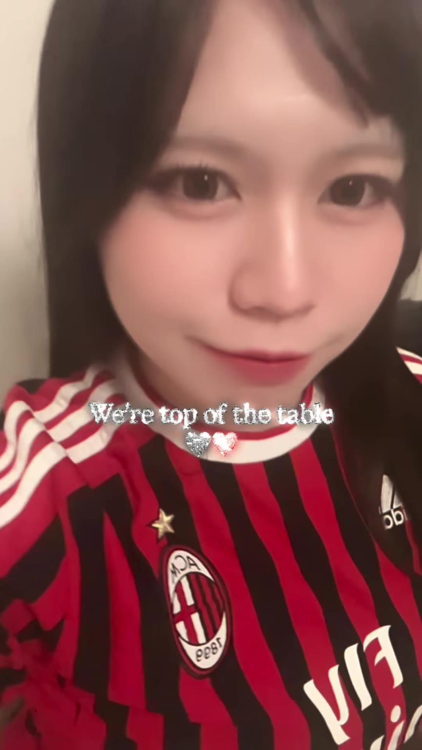 米兰女球迷都会吹气球啦~恩昆库这个庆祝动作真魔性