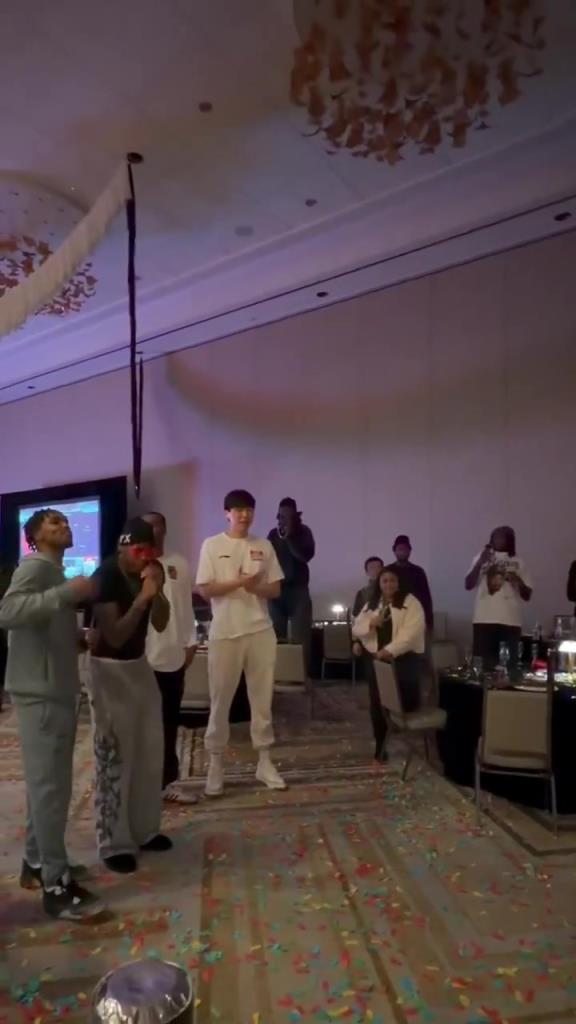 开拓者全队给斯普利特过41岁生日，杨瀚森中英文献唱生日歌！