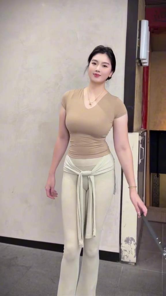 野球场肘姐自拍秀完美身材，“国产卡戴珊”名不虚传！