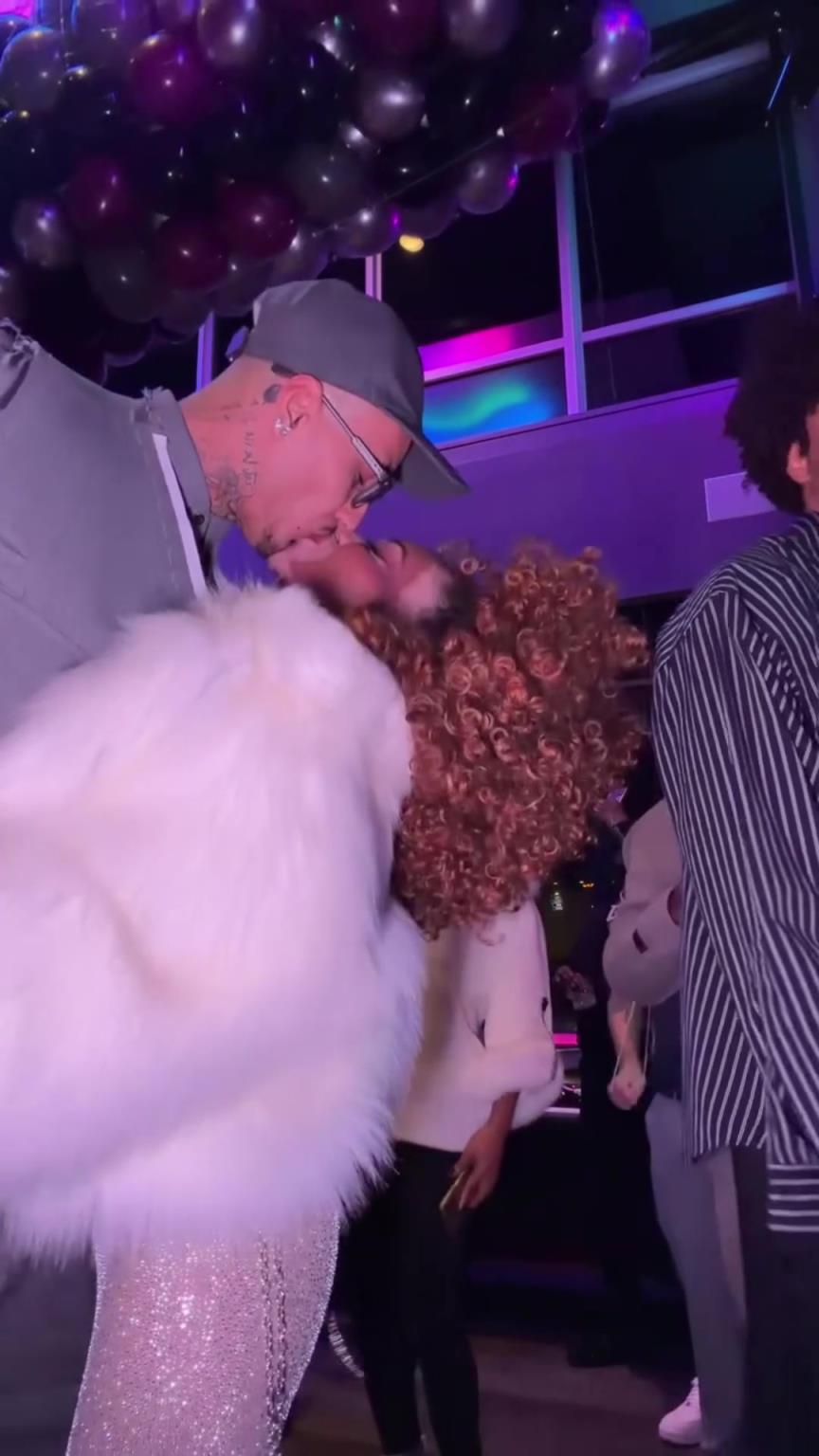 这你受得了嘛！库兹马与超模女友跨年秀恩爱，亲密接吻