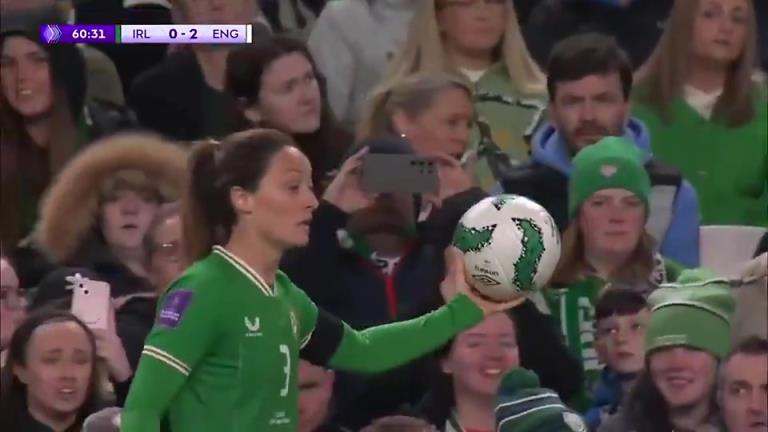 投石机！名场面：爱尔兰女足球员大力投掷界外球火爆外网！