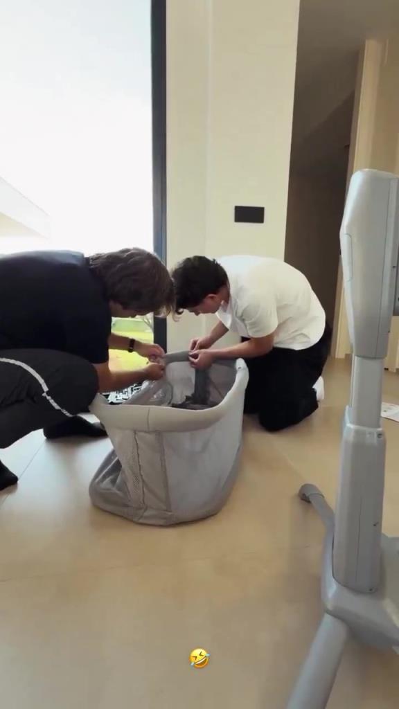 阿尔瓦雷斯组装婴儿床的温馨视频在网络上疯传，准备迎接小小蜘蛛