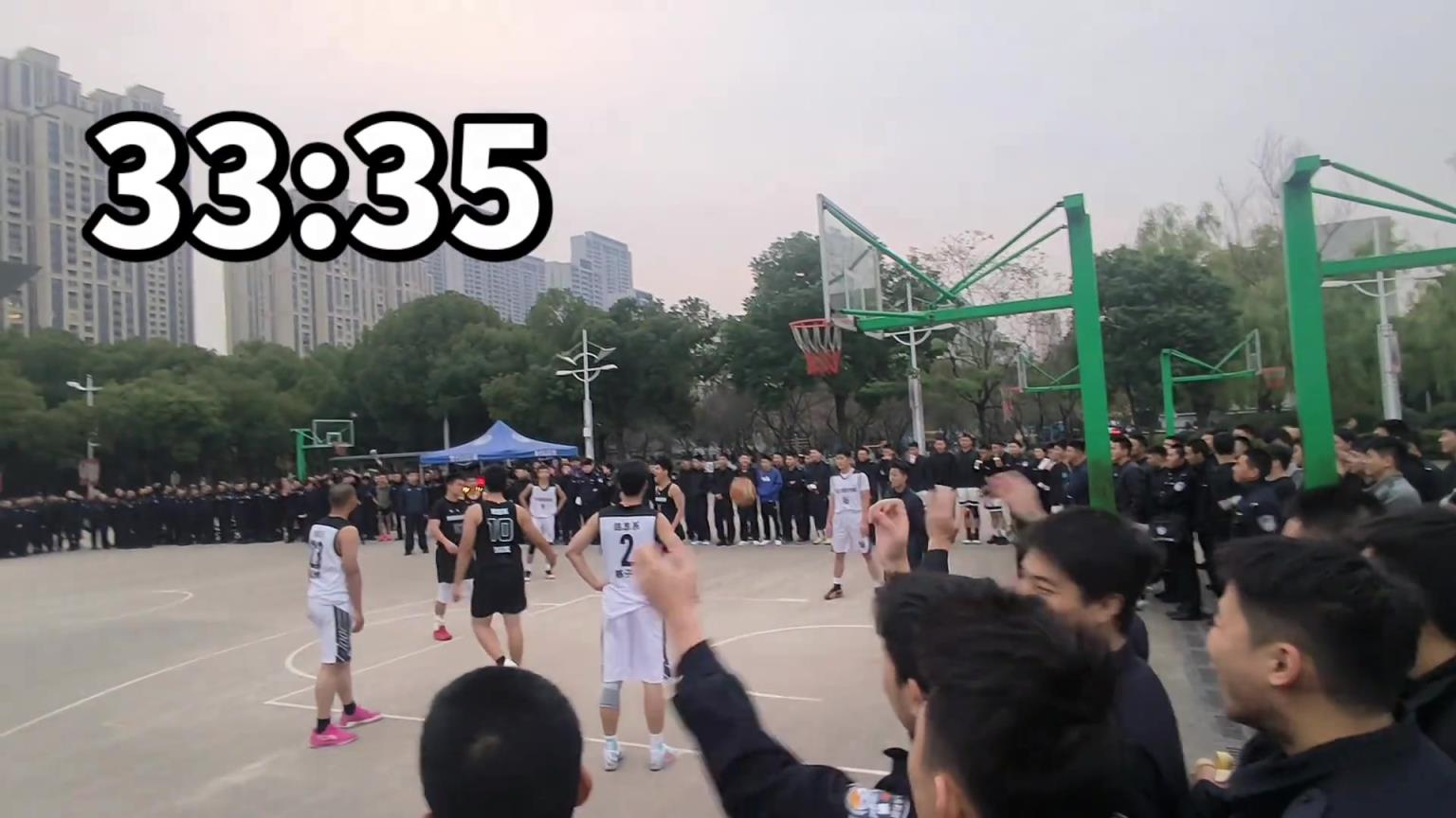 荷尔蒙爆炸！警官学院篮球赛最后飚中绝平三分时候有多燃？