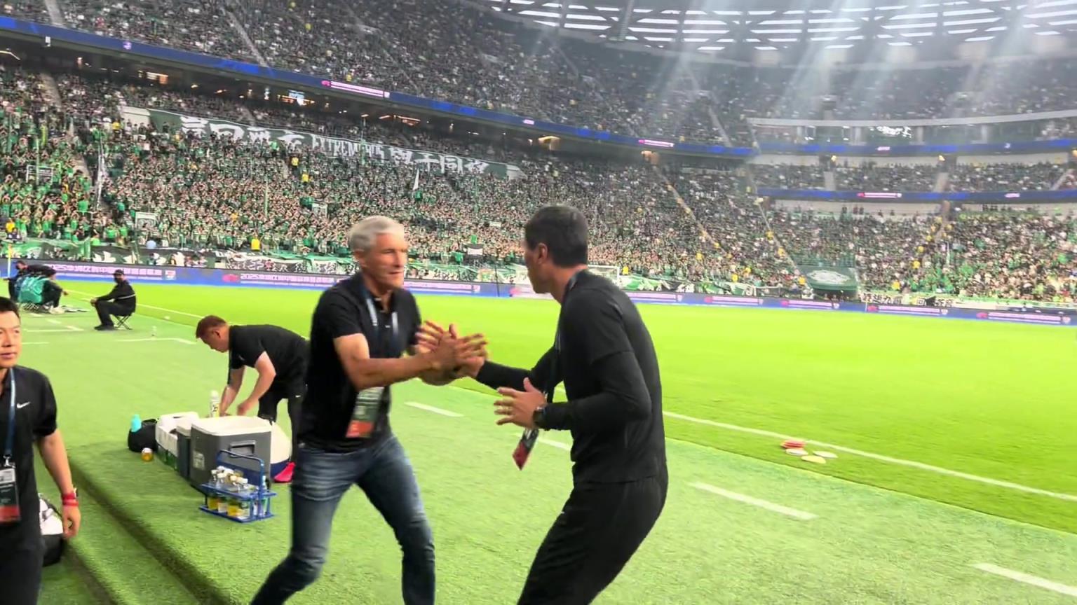 谦逊使人进步！来看邵佳一与前国安主帅塞蒂恩握手时的动作举止