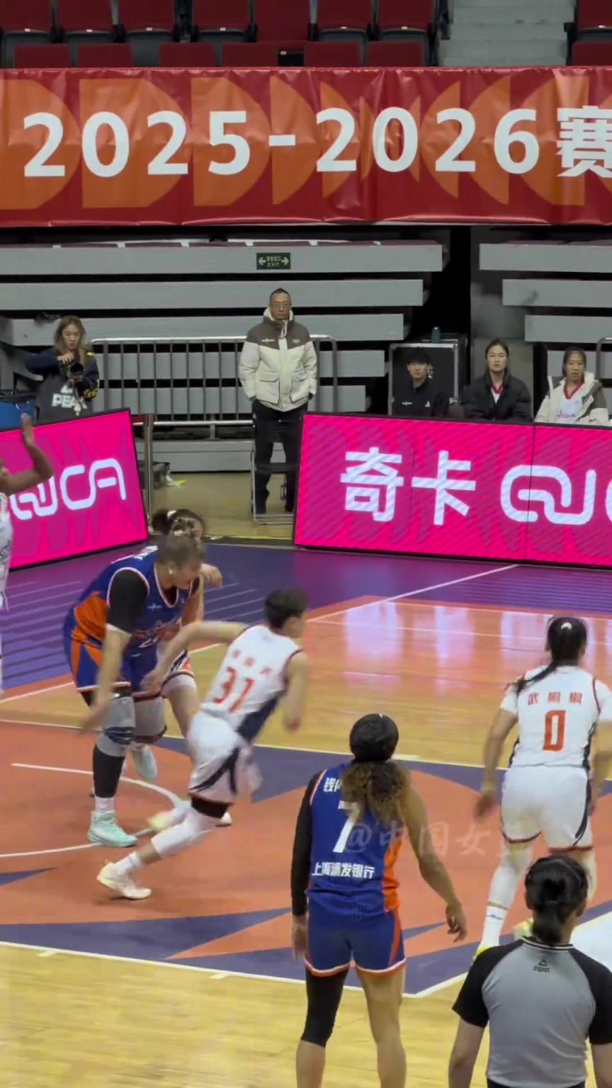 上海大鲨鱼！大宝贝刘禹彤冲击内线有多猛？感觉又胖了！