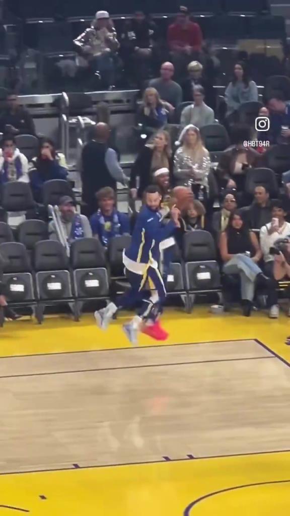 怪不得库里体能那么好热身进神仙球后，要去找所有队友庆祝啊