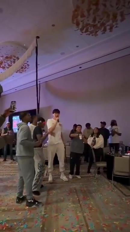 结果今天只打了95秒！瀚森昨天还用中英文为斯普利特唱生日歌…