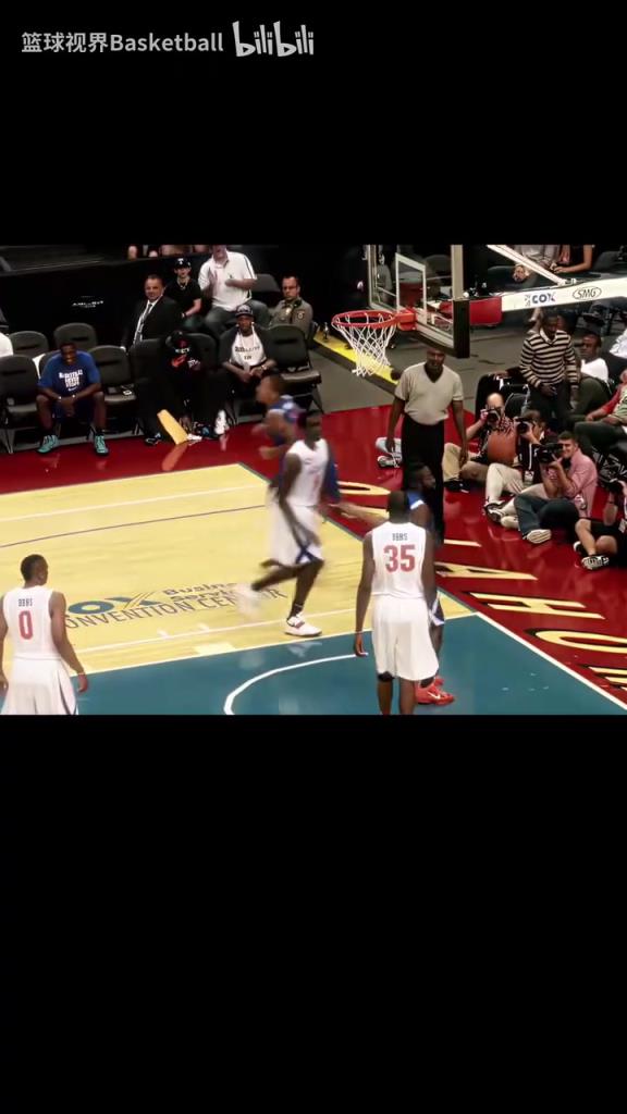 全能控卫！当年保罗在表演赛展示自己的花式技巧！