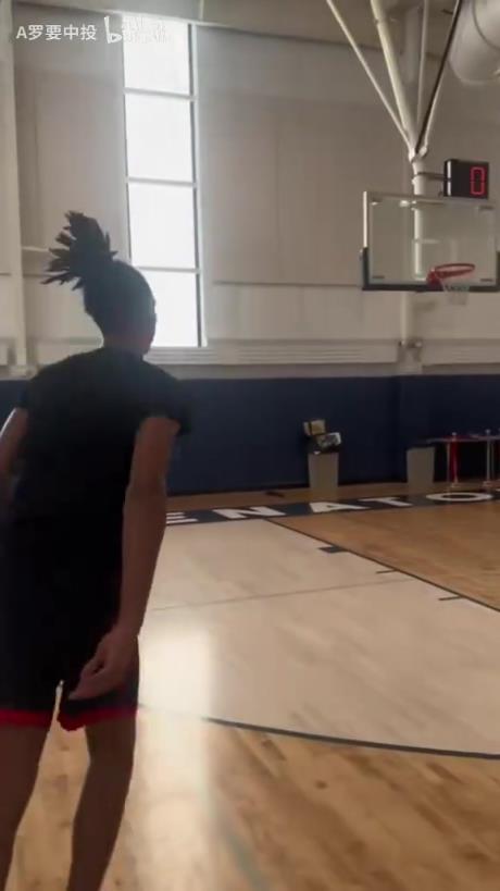 脚下安弹簧了？现在球员的弹速也太离谱了！