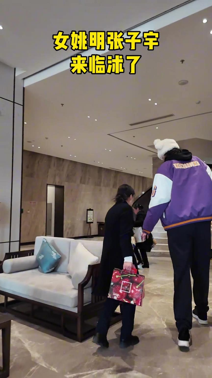 误入小人国！女姚明张子宇入驻酒店 进电梯得弯着腰！