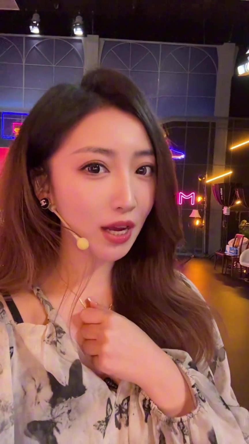 佳依：湖人赢球了！找我姐小七要个红包