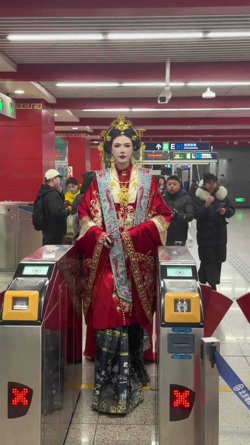 许诺身穿明制汉服戴凤冠霞帔走在北京街头，这回头率真是拉满