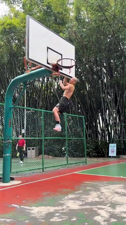 这大哥核心力量真牛啊！竟能挂框用脚完成扣篮 ！