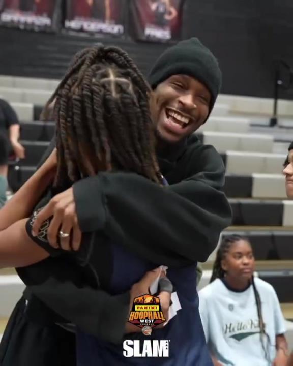 亦师亦友！SGA此前和保罗一起看CP4打球！小伙传球有老爸的影子！