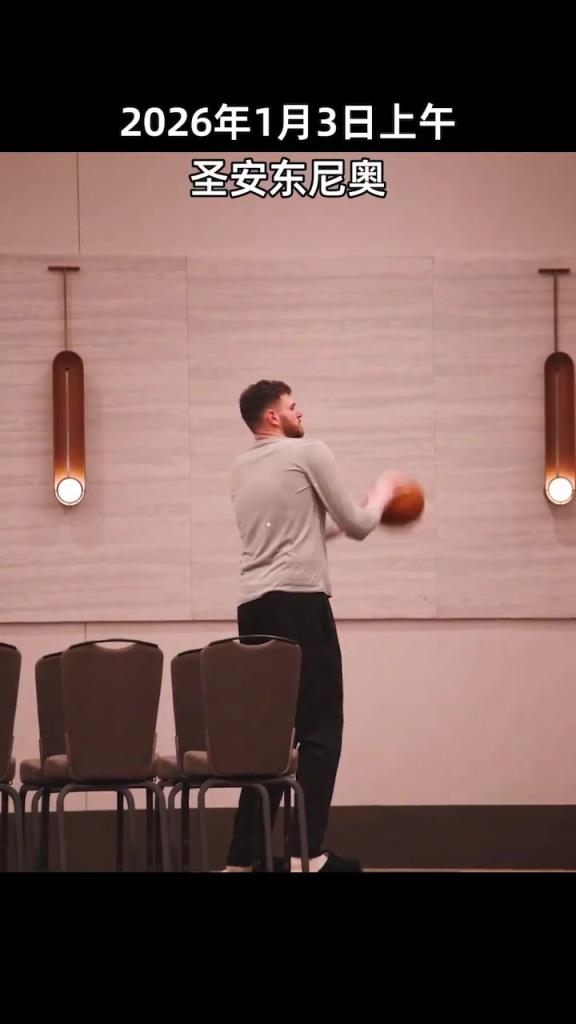 氛围不错！开拓者集体给寿星阿夫迪亚唱中英文两版生日歌