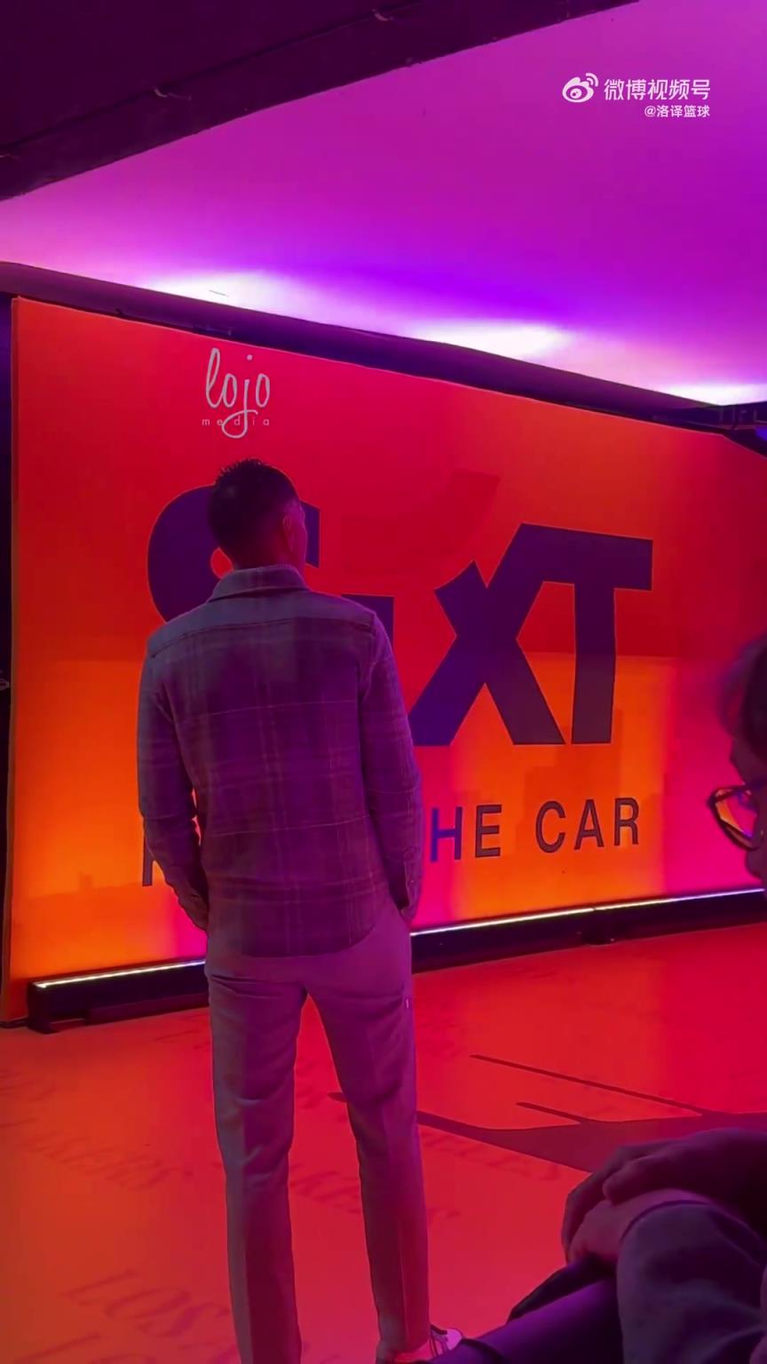 这就是球队头牌啊！佩林卡赛后在球员通道等着东契奇返回更衣室