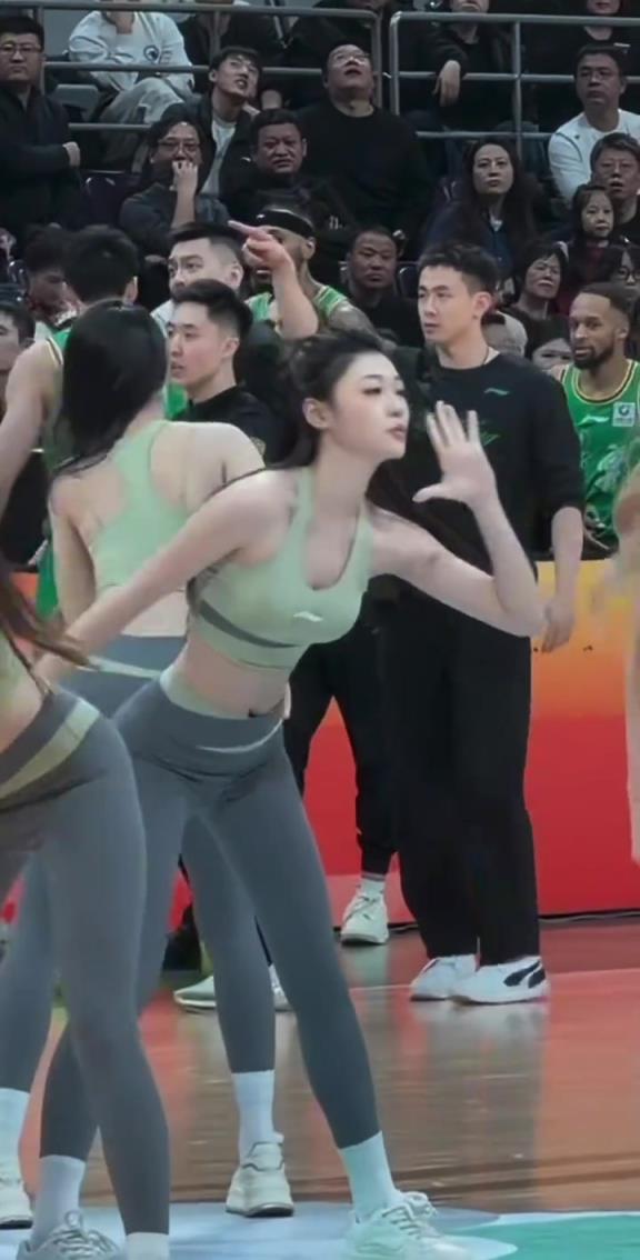 辽篮美女啦啦队穿着瑜伽裤跳舞，这谁还有心思看球啊