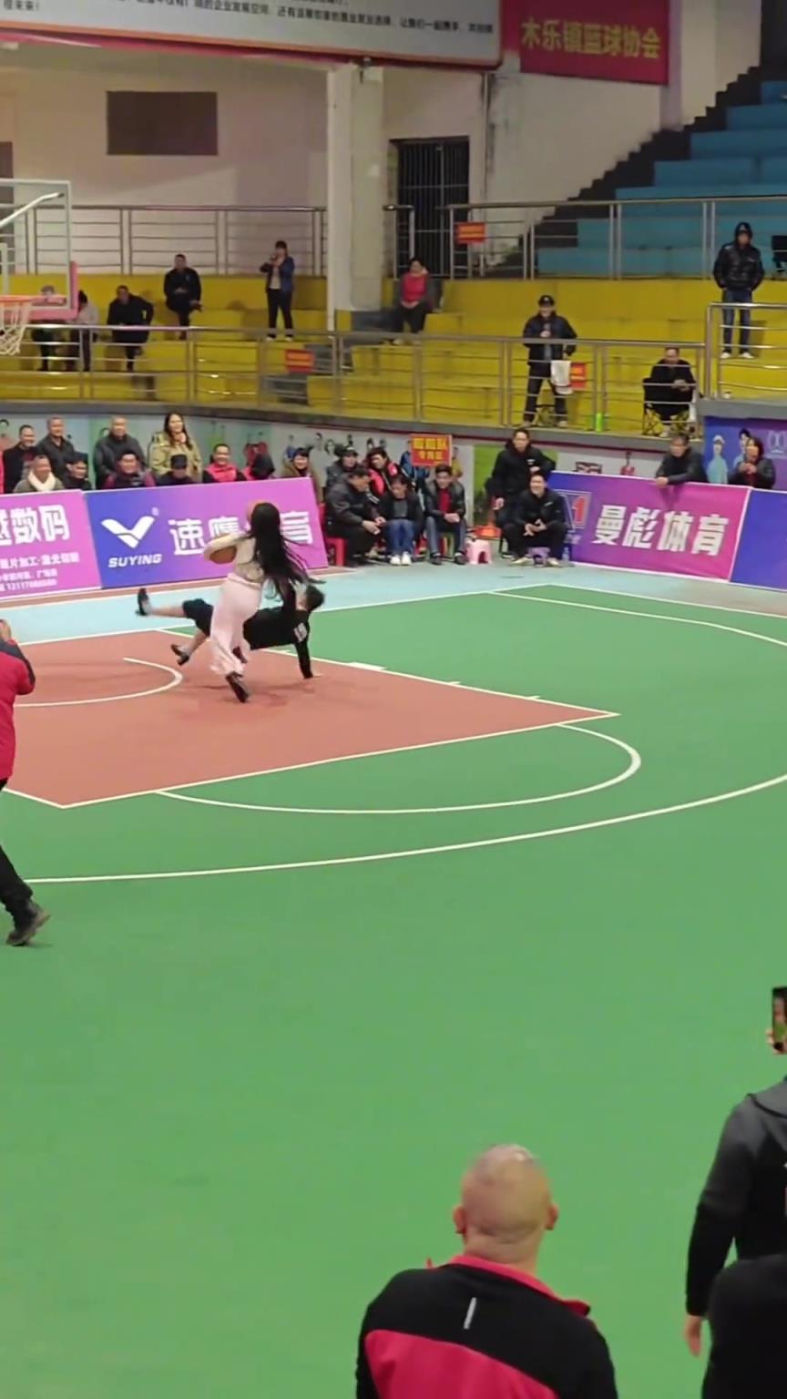 贵州高跟鞋博尔特、贵州篮球表妹进球先回到终点，完胜！