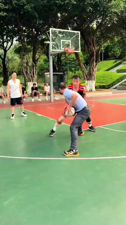 好家伙，大叔这穿搭在野球场很容易让对手误判实力啊