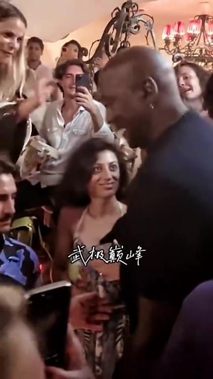 原来眼睛真能放光！当乔丹从身边经过时，看看两个小姐姐反应