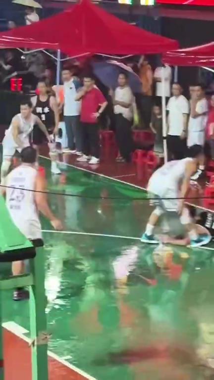 好家伙！雨下这么大，这比赛是非打不可吗？不怕受伤啊