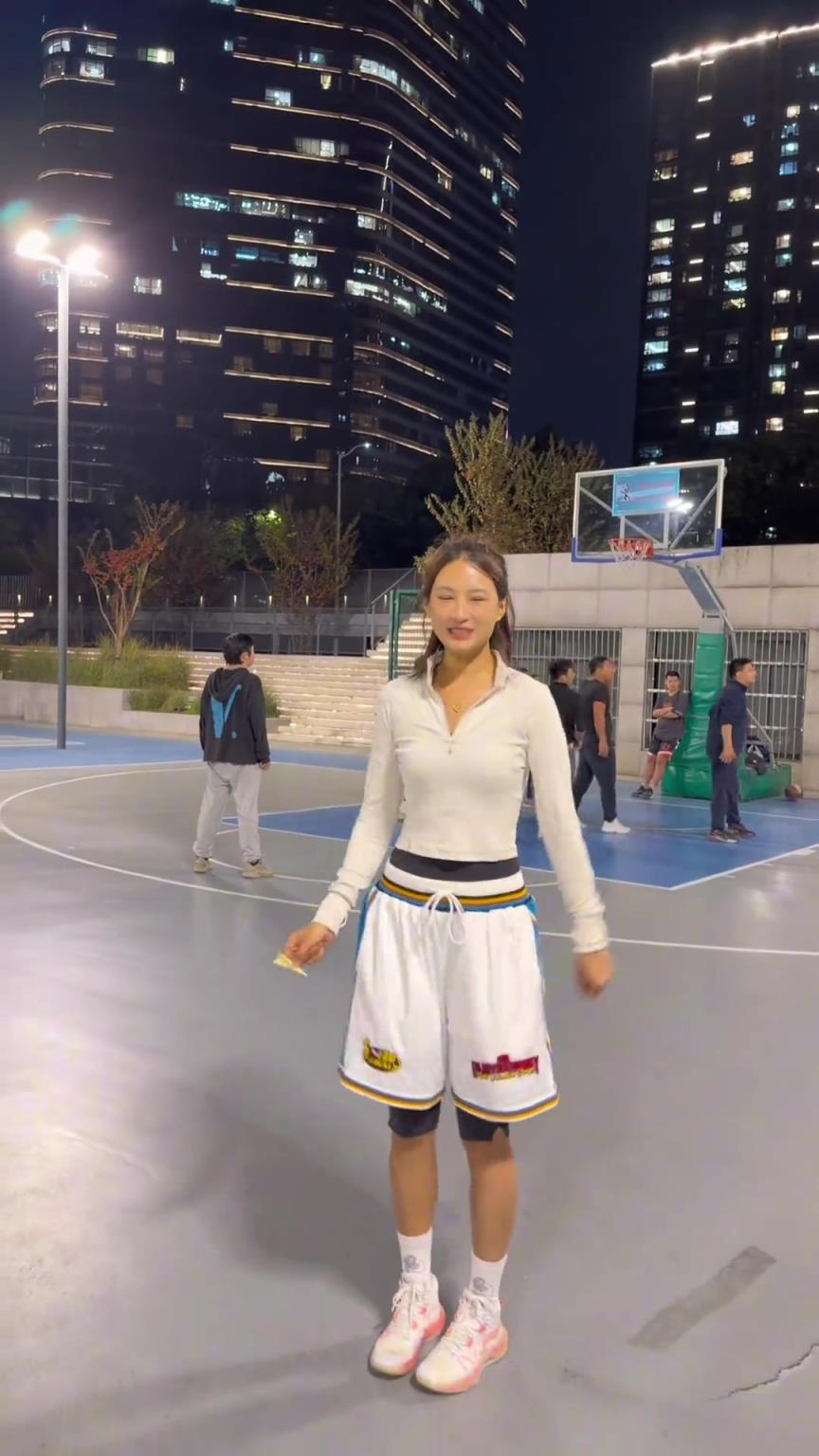 很准！篮球女网红石一童晒和男生打半场4v4连续飚中三分