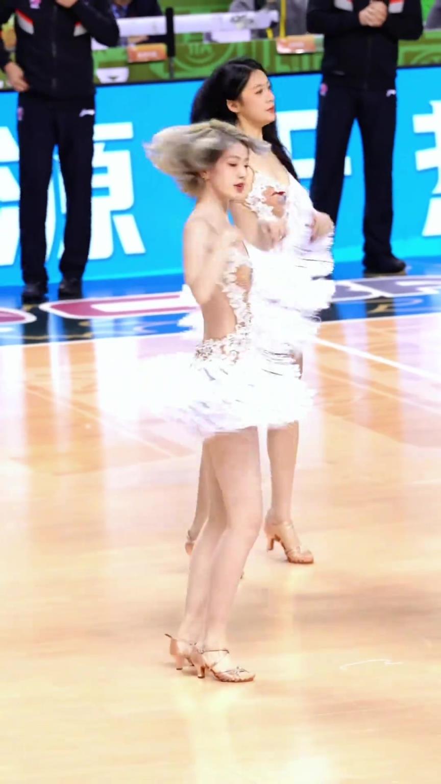 CBA美女啦啦队现在穿的都好清凉啊，完全不输台妹！