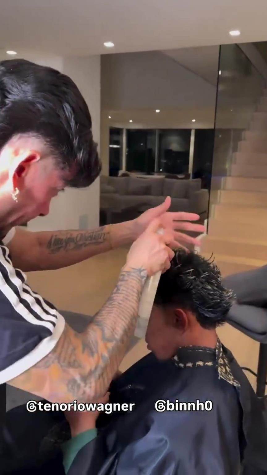 亚马尔在今晚对阵毕巴的半决赛前去理了个新发型‍♂️