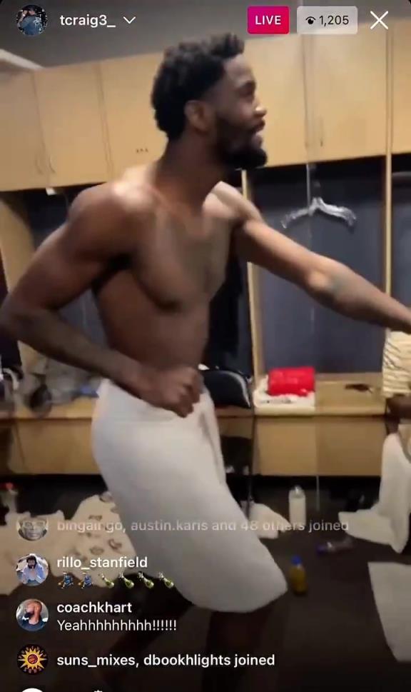 太搞了美媒晒艾顿此前在太阳更衣室直播中的魔性舞蹈~