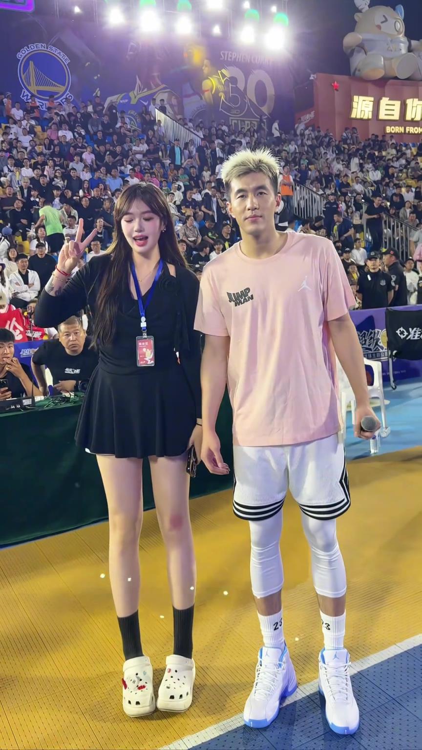 已知郭艾伦身高1米9，那这女球迷的身高不得1米85啊