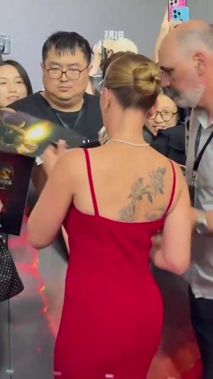 斯嘉丽这S曲线背影真的性感，怪不得杜兰特会喜欢