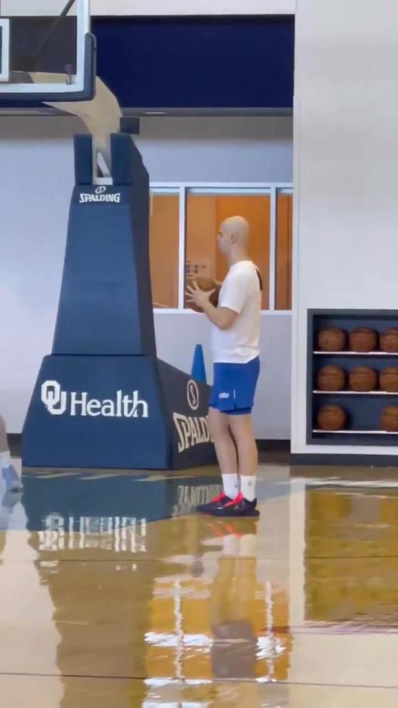 这大光头！患睾丸癌接受化疗的雷霆新秀托皮奇已经恢复训练了