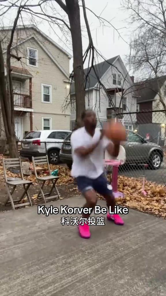 抓到精髓了！外网网友恶搞：科沃尔的投篮姿势！