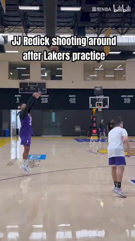 不行换自己上场跑个三分战术？雷迪克在湖人训练课后加练投篮！