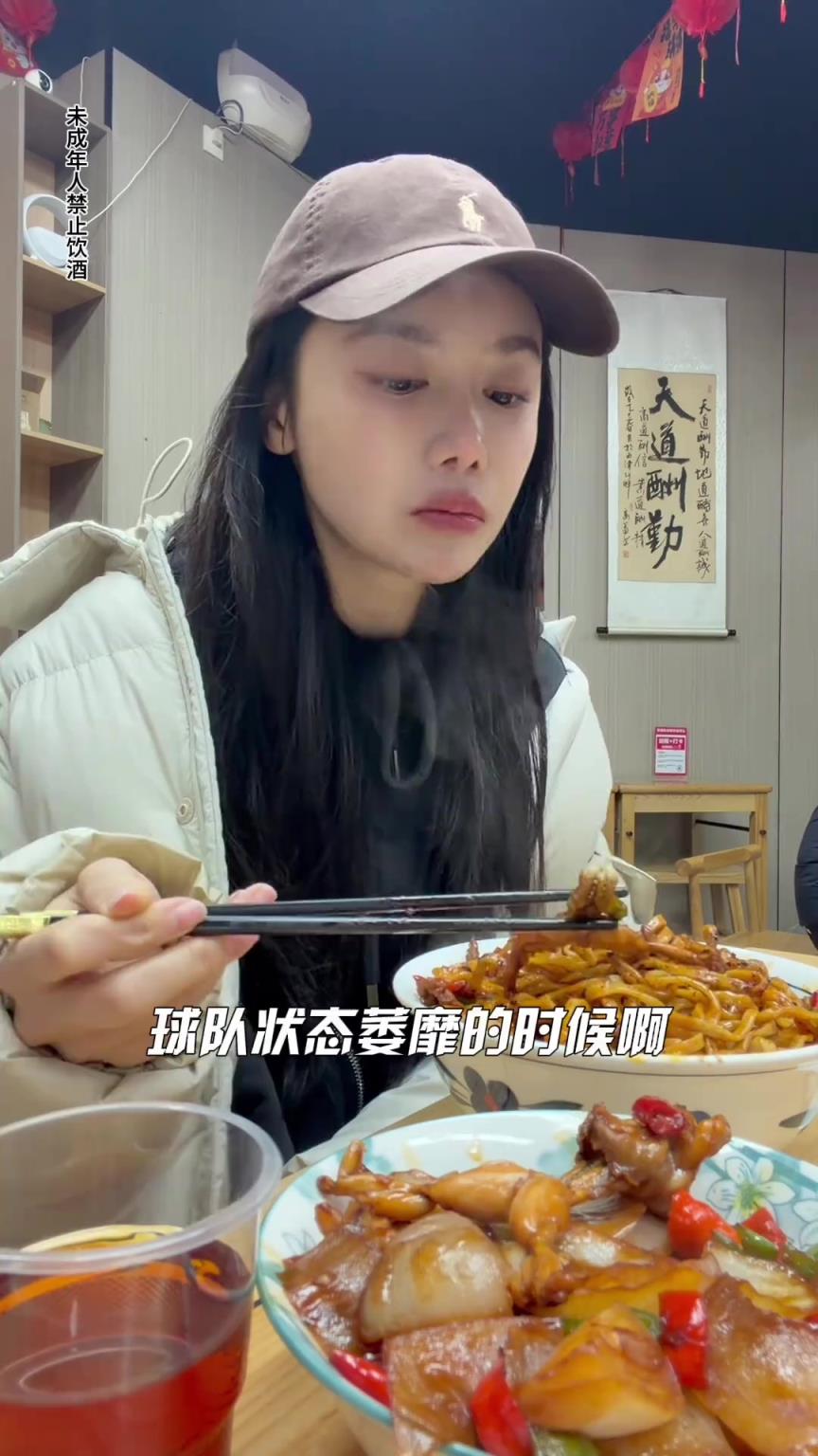 美娜：来看看“53岁”女主持人下班后的快乐，宣城拌面我来啦