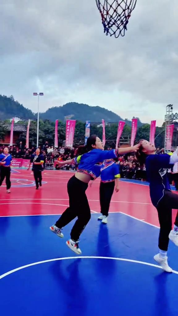 网友、粉丝们看得懂吗？姑妈篮球赛简直是篮球赛的“泥石流“...