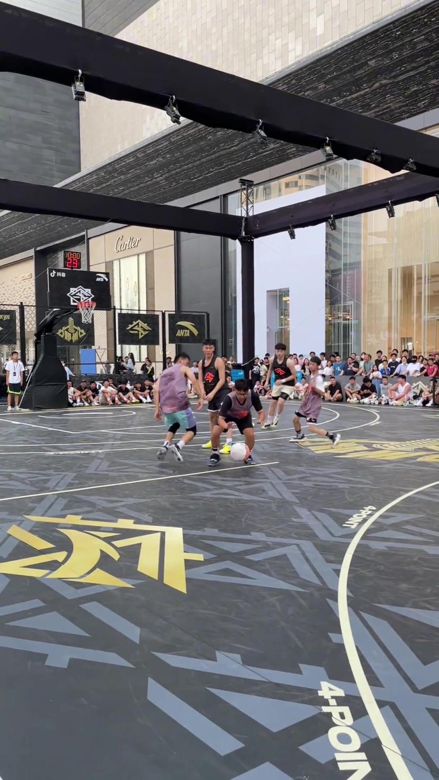 教练：谁拿球你就干谁！