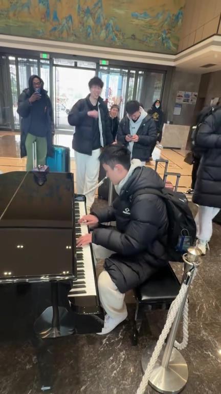 国内职业球员还会谈钢琴的怕只有他吧？