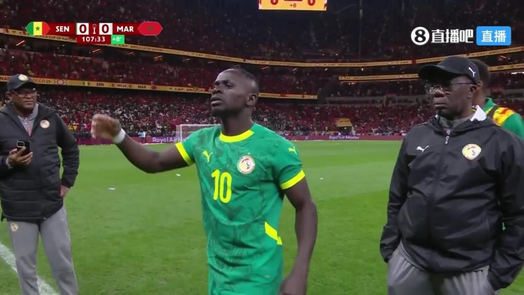 大将风范！塞内加尔球员罢赛！马内招呼队友赶紧回到场内！