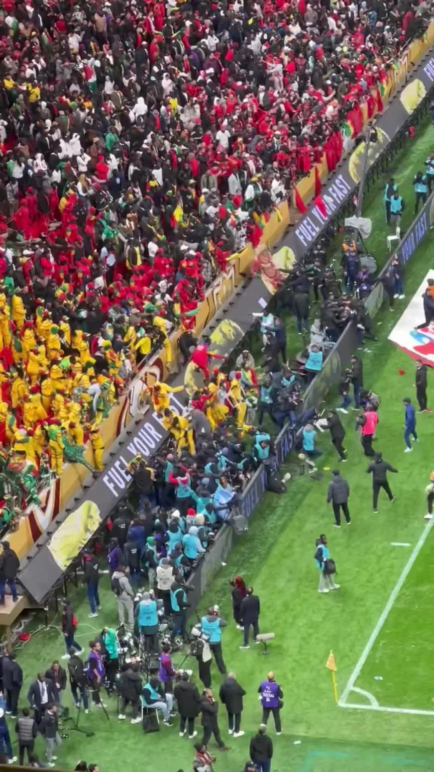 摩洛哥获得点球后，比赛陷入混乱！塞内加尔球迷和工作人员冲突