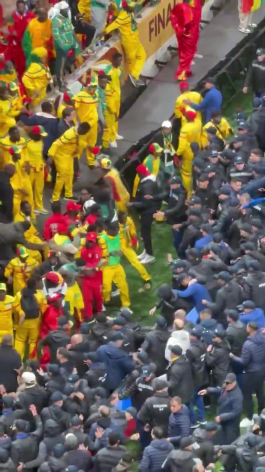 一片混乱塞内加尔球迷试图冲进球场，与警方发生冲突