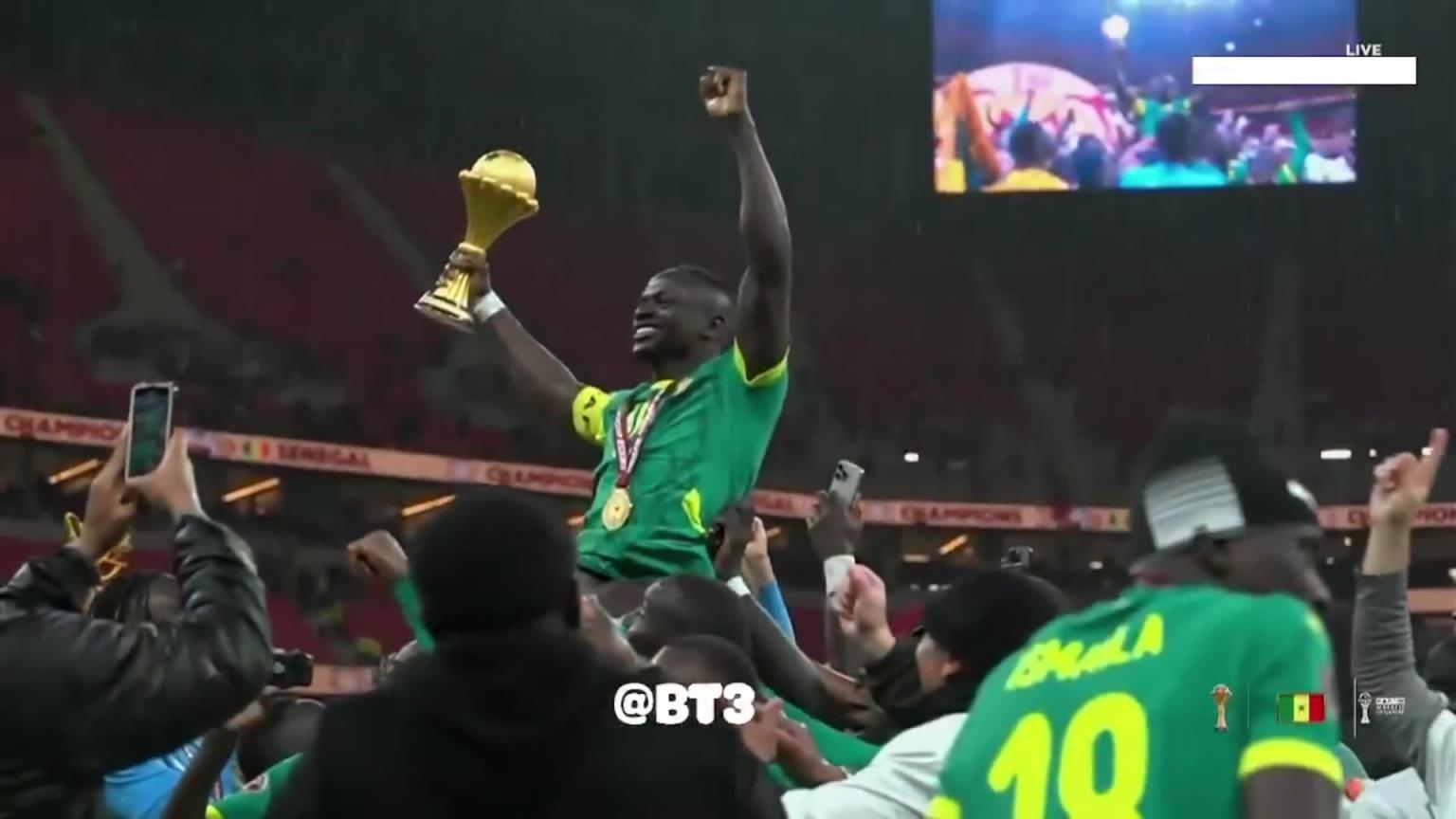 该有的待遇！颁奖结束后，马内手拿奖杯被队友高高举起