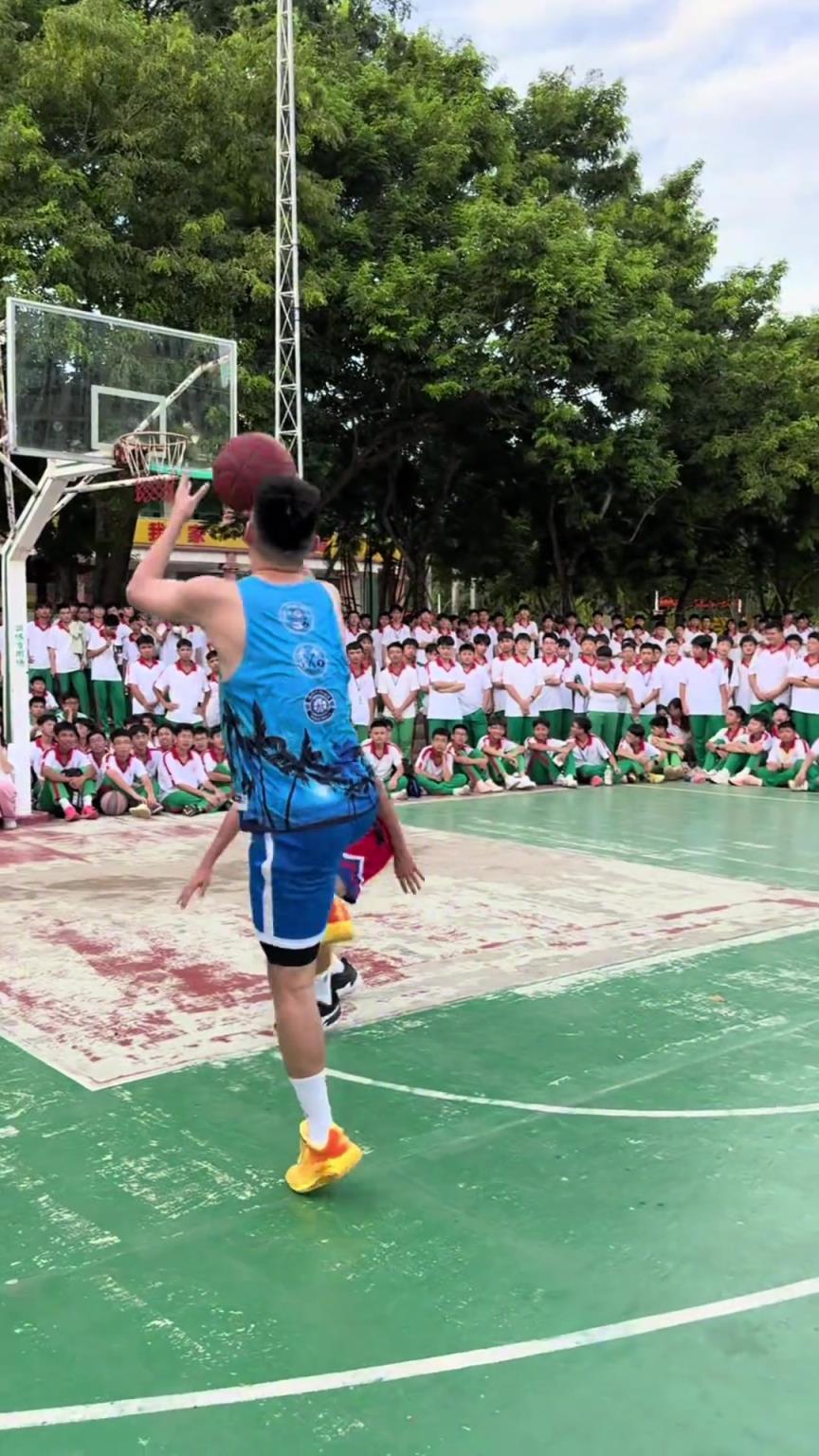 真一招鲜吃遍天！球场单挑单手抖腕抛投到底有多准？