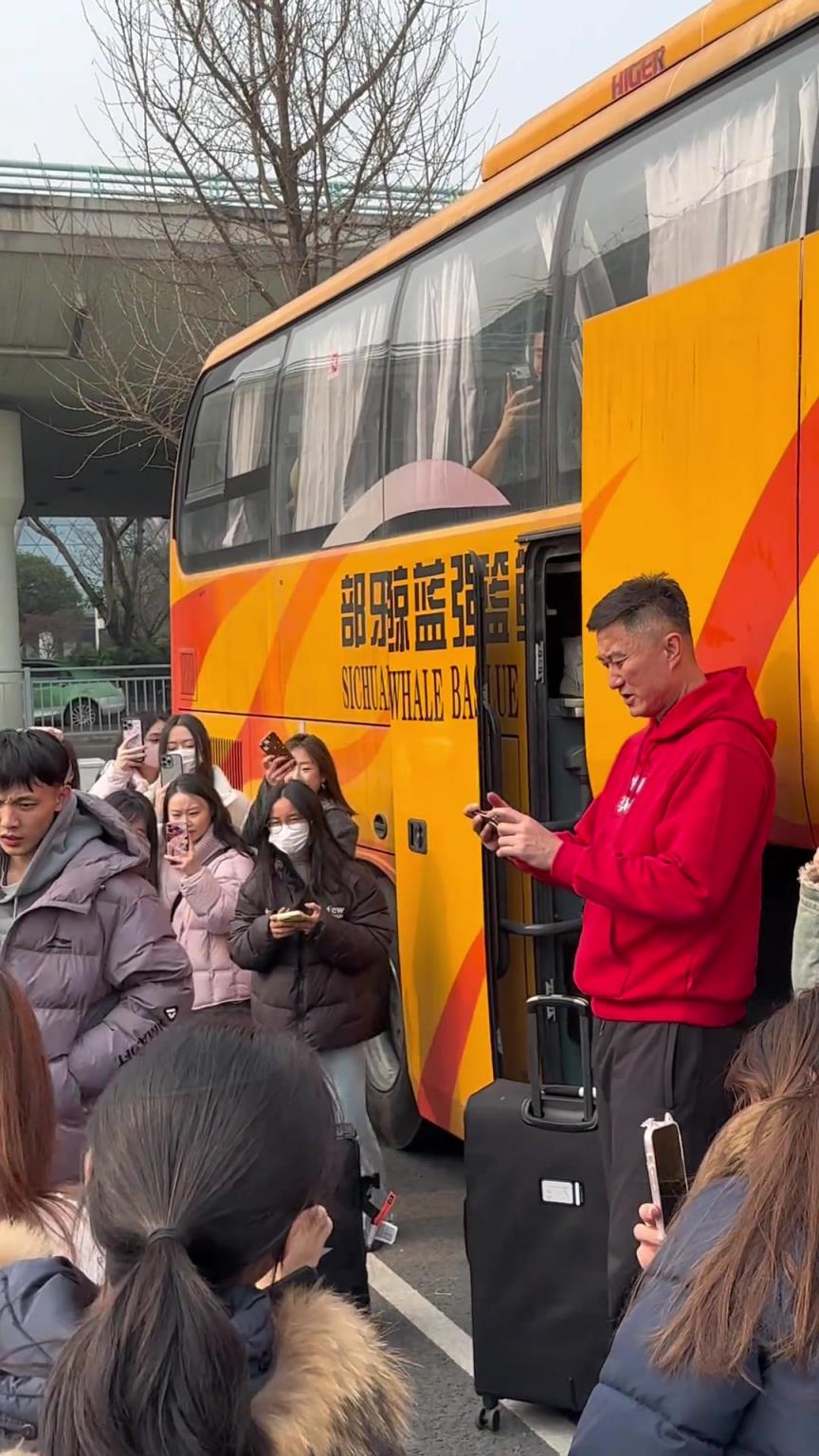 女粉真多啊！广东男篮客场挑战四川，杜锋为胡明轩徐杰全明星拉票