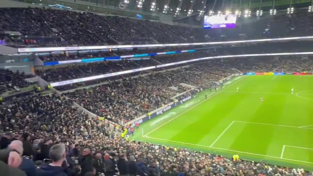 看不下去了？现场直拍：热刺球迷高唱“弗兰克明早就被解雇！”