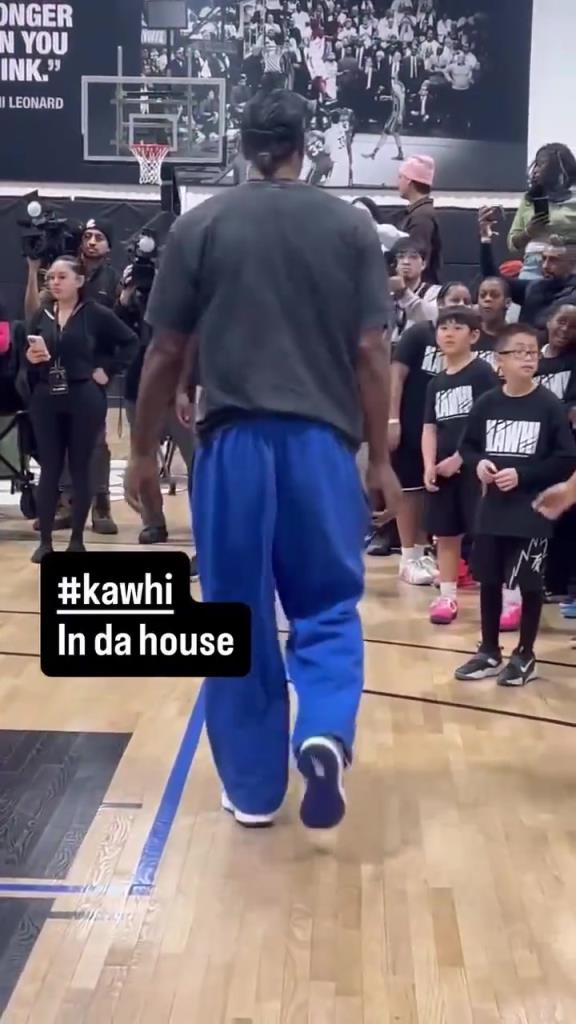 看着没啥大碍！小卡此前在多伦多出席活动，球迷和市长热情拉满！