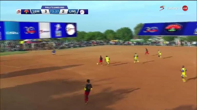 观众坐草皮，球员踢土地！名场面：非洲的特色比赛！